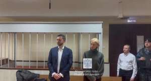 女主播直播野战图片(举办百人奢靡“半裸派对”,俄女网红被判罚10万卢布)