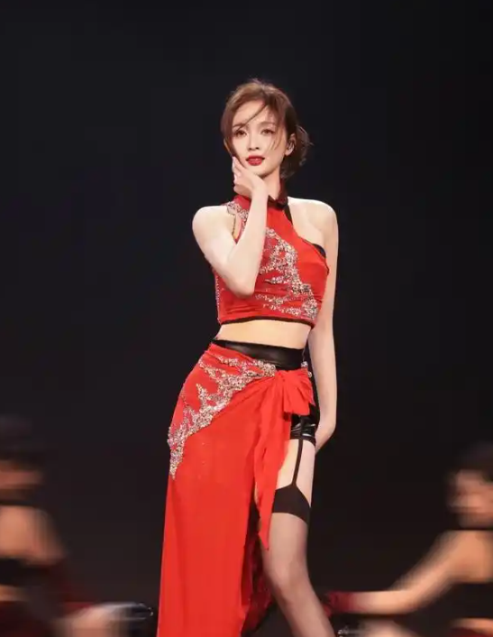 吴宣仪热舞动作引热议！大尺度动作遭男粉吹口哨，吊带黑丝显身材