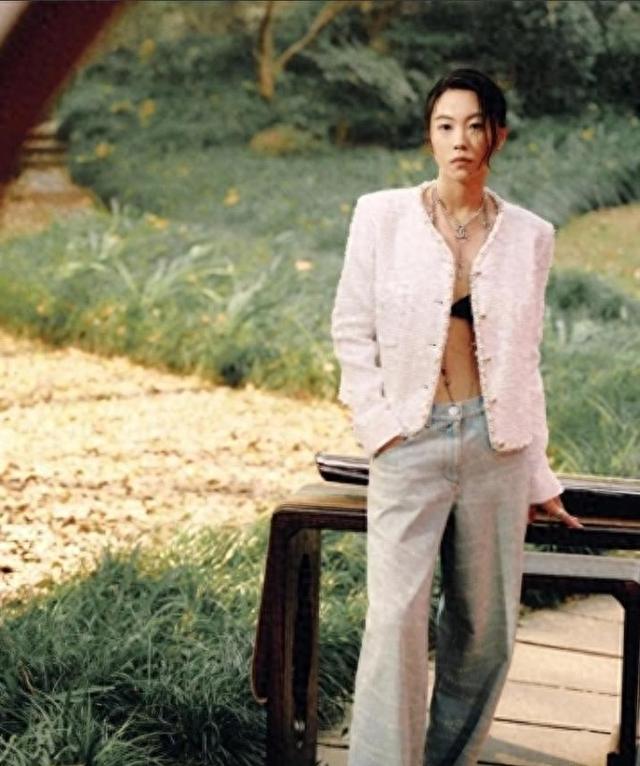 窦靖童洗掉虾线像换人，神似王菲，真空穿香奈儿，美得快认不出