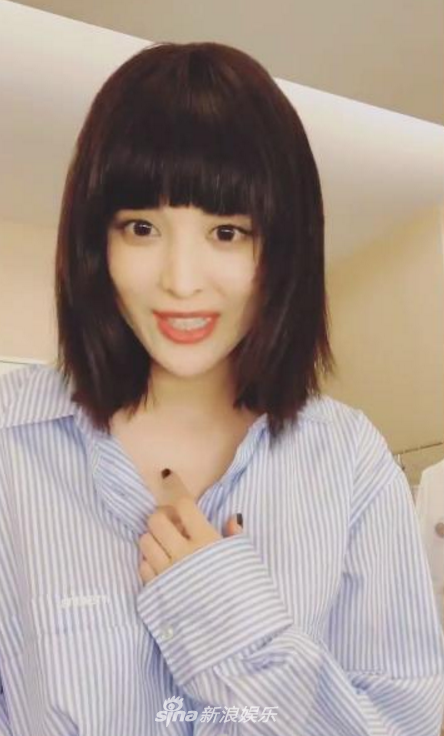 古力娜扎剪齐刘海直播 花式自拍萌萌哒