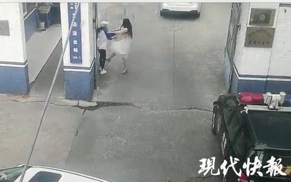 两美女主播因这事大打出手 从车里打到派出所
