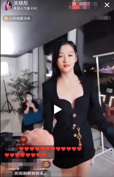 关晓彤新图修太过！现场直播真实状态暴露，发福变胖太尴尬