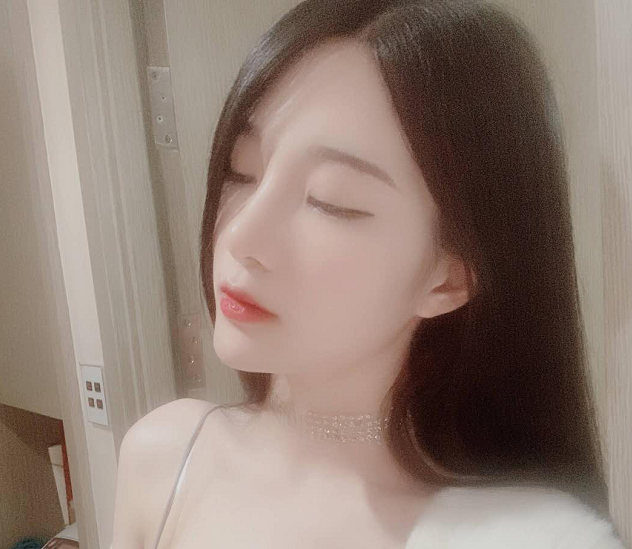 女主播再次刷新下限,连麦PK输了受惩罚,竟玩起“萝莉蹲”