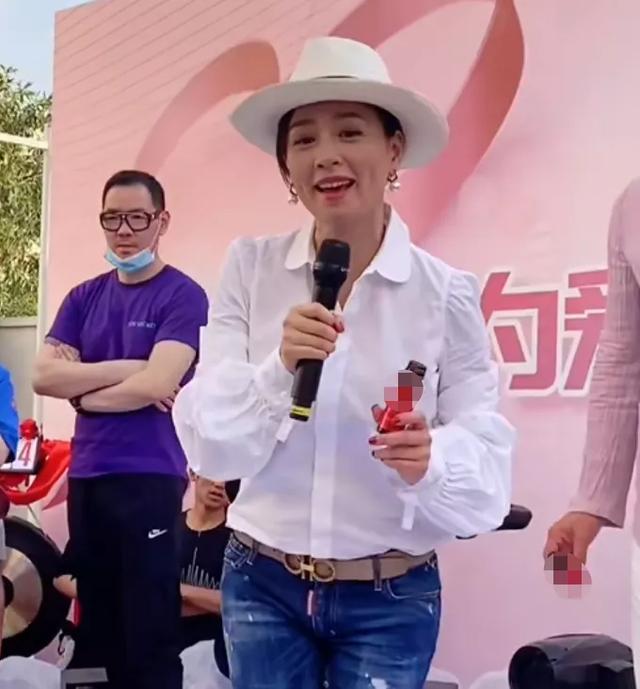 明星直播滤镜太强!张庭酒窝消失,曹颖痣都快没了,生图曝光尴尬