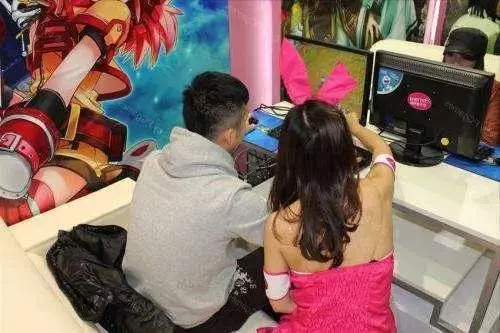 女主播网吧陪玩(揭秘“游神”——网吧陪游女神，黑丝上班，脱衣服务？)