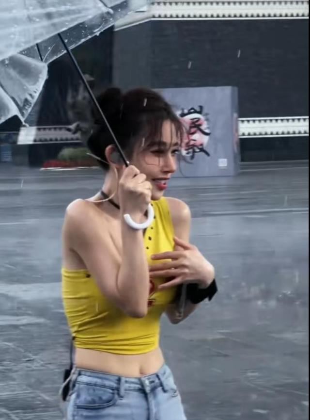 冯提莫遇暴雨打湿上衣，粉丝点唱《摇太阳》，竟真把太阳摇出来了