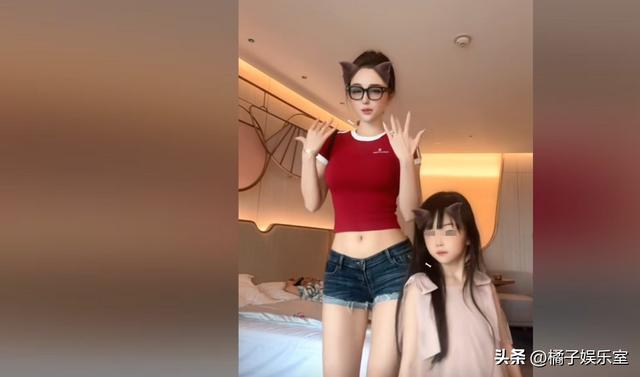 28岁网红卡卡夫妇与12岁儿子共舞，穿露腰超短裤，网友希望她保守