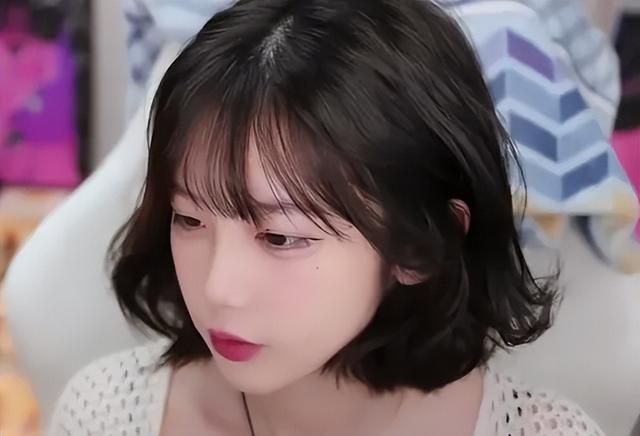 艾琳慷慨展示大雷,白色吊带十分惹眼,观众:谁把我自瞄打开了?