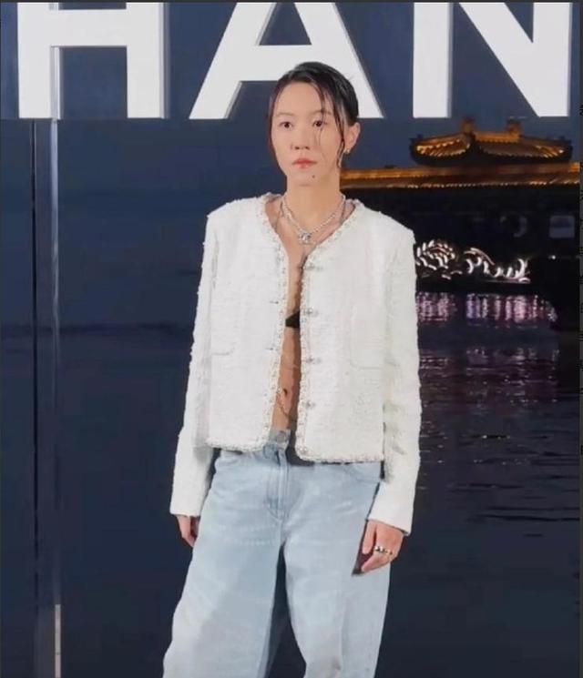 窦靖童洗掉虾线像换人，神似王菲，真空穿香奈儿，美得快认不出