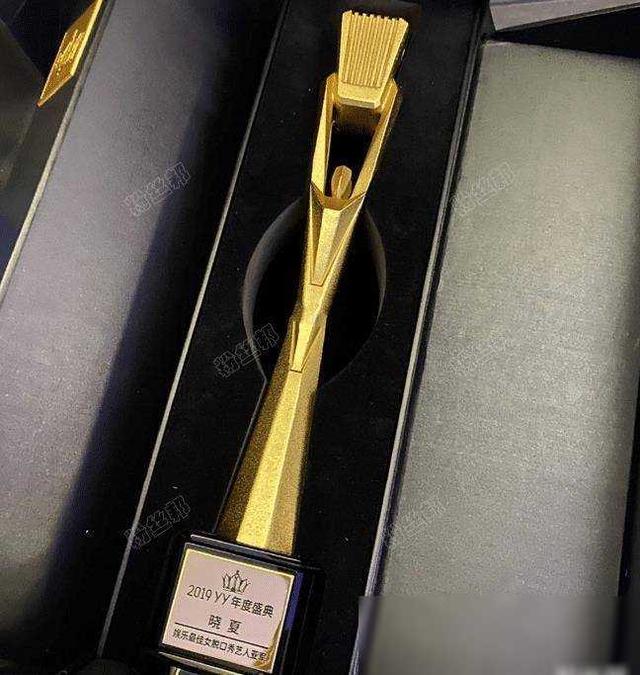 YY美女主播晓夏：初代女神的波折人生与再次崛起，投资失败在崛起