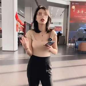 大尺度女主播直播(女主播直播卖车时多次发出“不可描述”的声音，涉嫌低俗色情被封号)