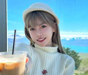 跳舞性感的美女主播(周淑怡再次直播跳热舞，擦边内容果然流量大，人气瞬间暴涨10倍)