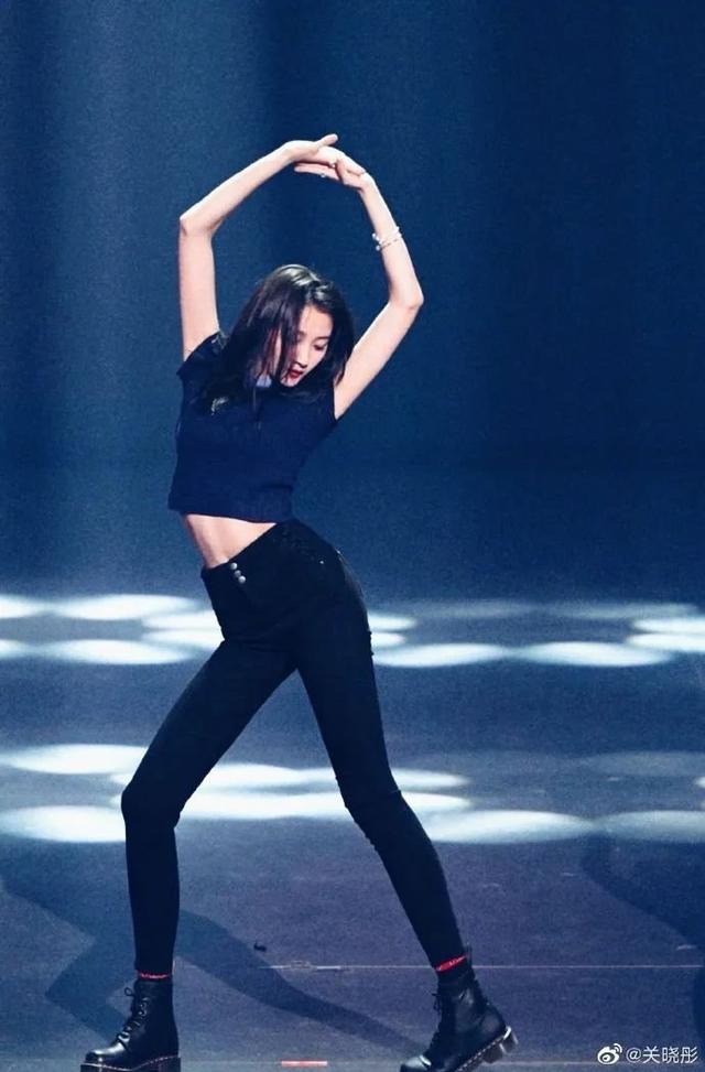 关晓彤新图修太过！现场直播真实状态暴露，发福变胖太尴尬