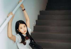 免费我的隔壁女主播(小说：美女邻居搞直播，被刷礼物的粉丝上门纠缠？小保安帮她解围)