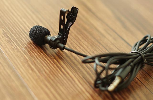 手机直播再添拾音神器，主播们外接手机专用领夹话筒成为时尚