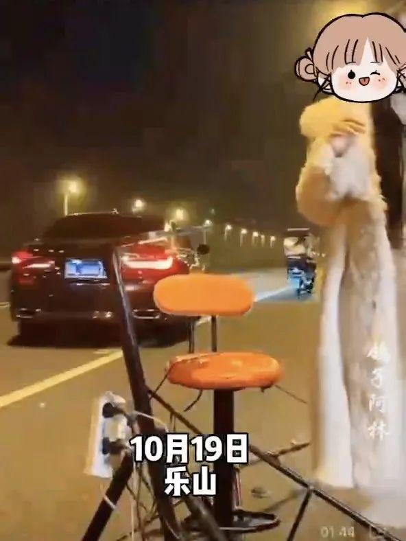 四川一女主播路边直播被车撞翻，网友怒了→