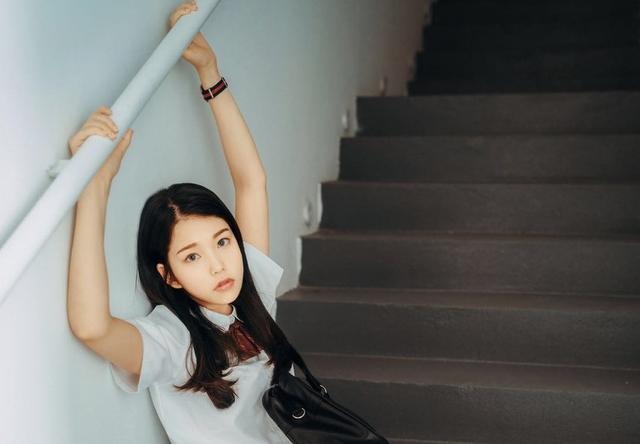 小说：美女邻居搞直播，被刷礼物的粉丝上门纠缠？小保安帮她解围