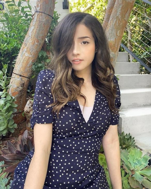 女孩子打游戏最棒了！超人气美女主播Pokimane 私房照