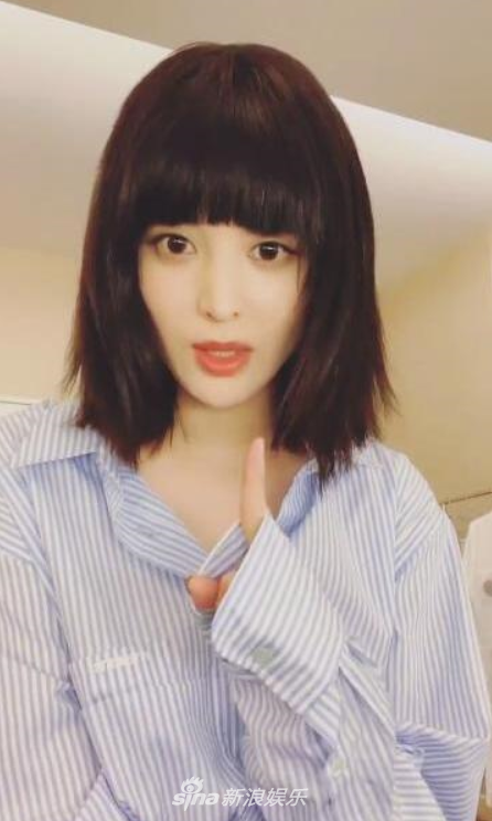 古力娜扎剪齐刘海直播 花式自拍萌萌哒