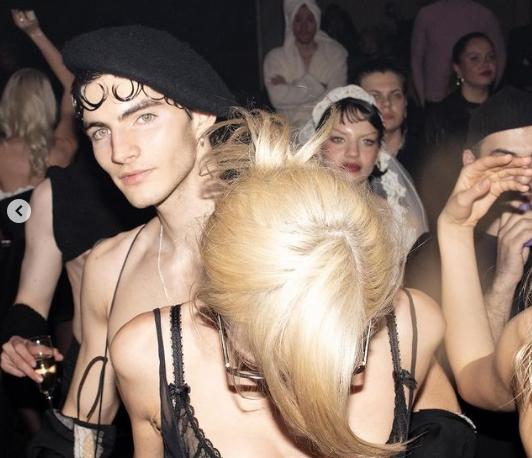 举办百人奢靡“半裸派对”,俄女网红被判罚10万卢布