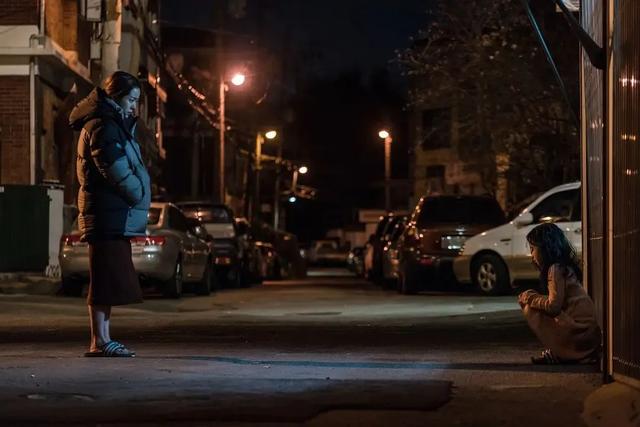 《白小姐》有犯罪前科的白小姐与受虐女孩建立深厚友谊，尽力拯救