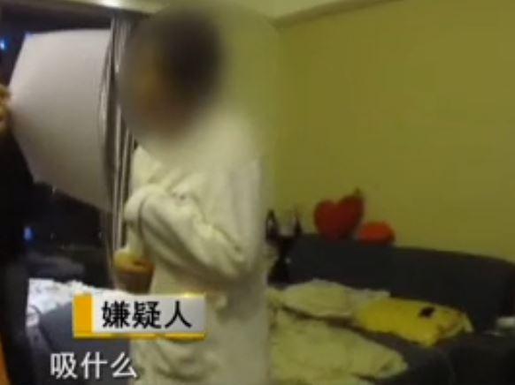 美女主播深夜穿睡衣吸大麻 只为治疗情伤 民警：她比较单纯