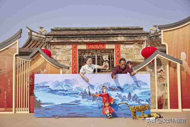 “85 后”福建女主播燃“村晚”，唱火木偶老戏