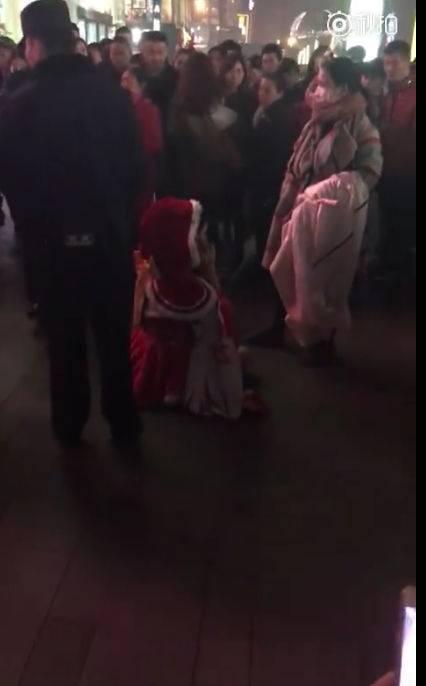 网红圣诞夜春熙路直播发棒棒糖引围观 民警劝离不从被带走批评教育