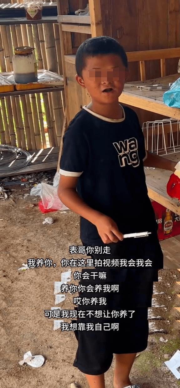 “小马云”回村吃饭直播：啃鸵鸟头鳄鱼肉！这太离谱了……