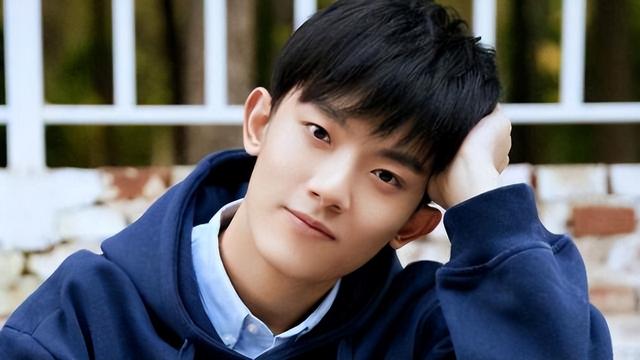 没眼看!李明德KTV唱嗨了,脱掉上衣坦胸露怀,旁边还有美女作陪