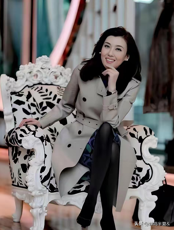 央视美女主持李红：经历逃婚，被造谣嫁入豪门，现在结局怎样了？