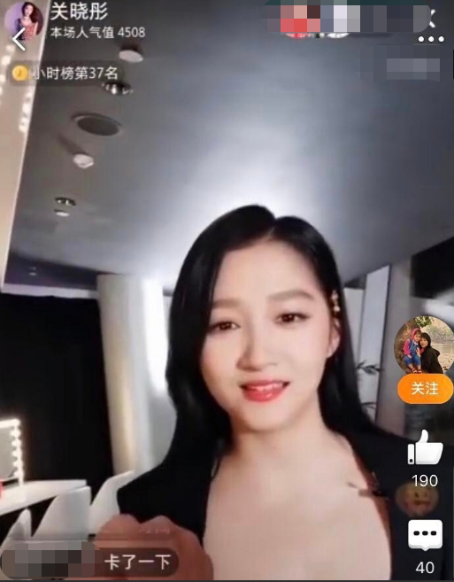 关晓彤新图修太过！现场直播真实状态暴露，发福变胖太尴尬