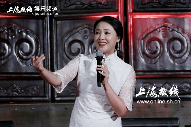 上海电视台42岁美女主播朱赤丹穿套装拍照发生图 结果身材全曝光了