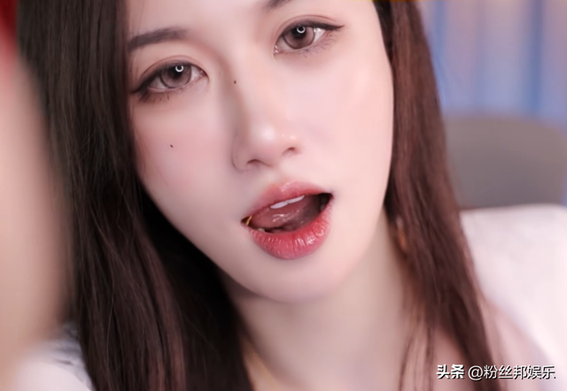 女主播大方晒出泳装照，自曝曾花8万整形，为了讨好大哥特意变大