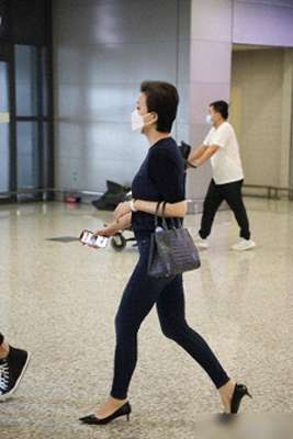 斗鱼的短发女主播(55岁杨澜带火了不费力穿搭:针织衫+牛仔裤+短发,时髦显瘦又洋气)