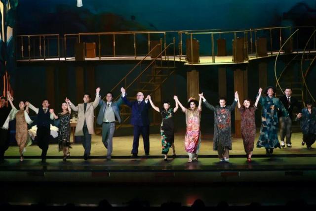 从央视著名女主播到浓妆艳抹的“顾八奶奶”，她的退休生活不寻常