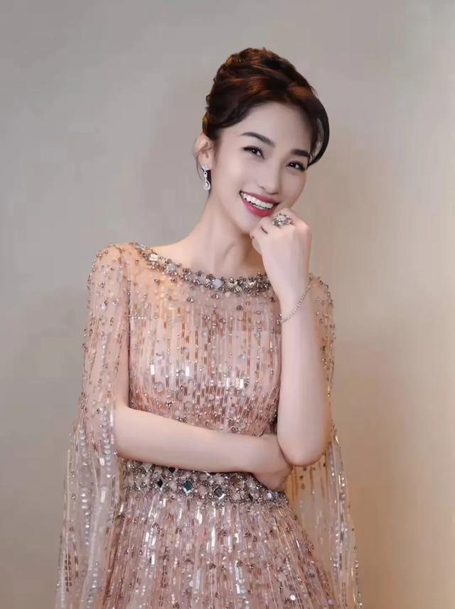 那些央视出品的女主持人有多绝!个个才貌双全,你最想娶哪一位?