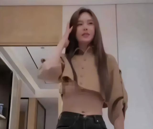 “追龙2”晶女郎邱意浓，直播疯狂打擦边球，扭腰闪现露胸