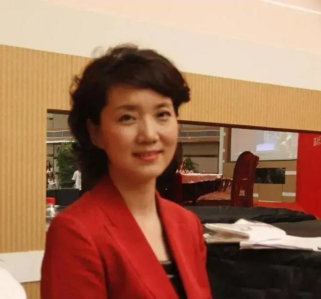 这个“央视首席女主持人”改嫁省委书记后，已走上了另外一条大道