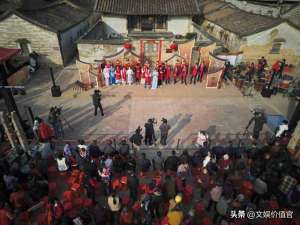 最火的唱歌的女主播(“85 后”福建女主播燃“村晚”，唱火木偶老戏)
