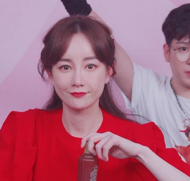 明星直播滤镜太强!张庭酒窝消失,曹颖痣都快没了,生图曝光尴尬