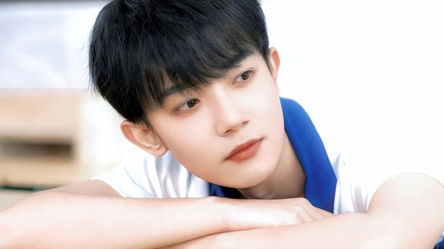 没眼看!李明德KTV唱嗨了,脱掉上衣坦胸露怀,旁边还有美女作陪