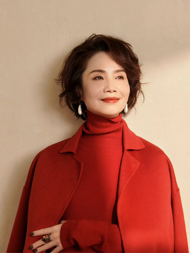 从央视著名女主播到浓妆艳抹的“顾八奶奶”，她的退休生活不寻常