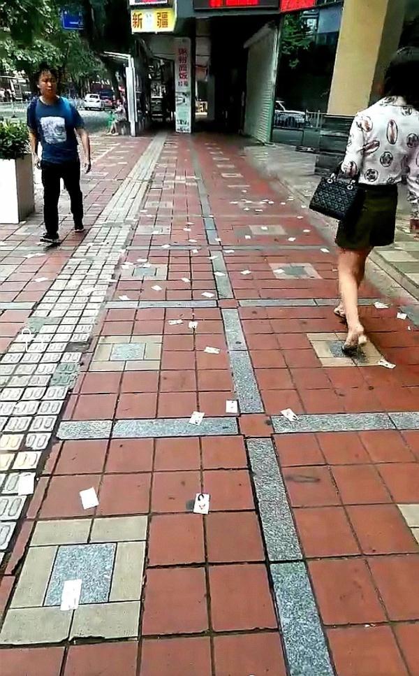 “涉黄卡片”撒满地，广州家长怒了，记者暗访竟发现……