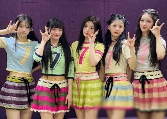 韩国女团雷人造型引争议!未成年穿透明裙,上台几乎全裸!
