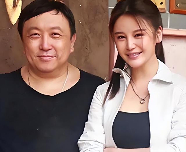 “追龙2”晶女郎邱意浓，直播疯狂打擦边球，扭腰闪现露胸