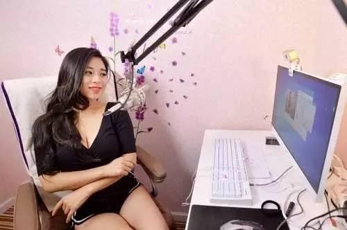 从很黄很暴力到拼颜值、比社交,她们如何凭小黑屋,麦克风,摄像头,赚取时薪10万块!