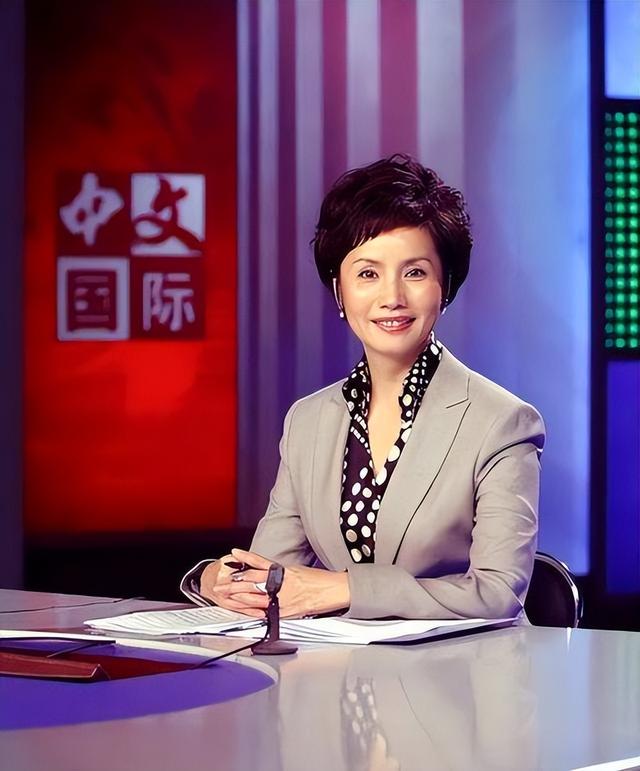 从央视著名女主播到浓妆艳抹的“顾八奶奶”，她的退休生活不寻常