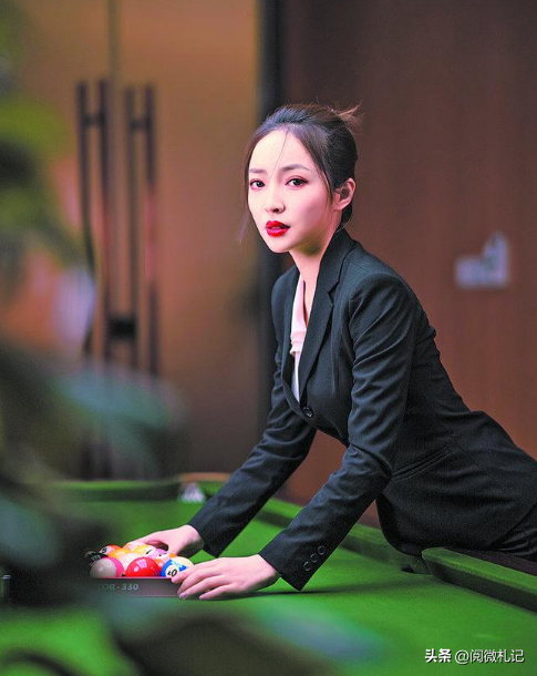 “最美女裁判”王钟瑶：生活照尽显傲人身材，典型东方美女