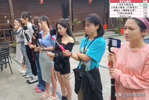 惩罚女主播(美女主播被惩罚睡鸡窝，不遵守直播游戏规则，当场破防转身就走)